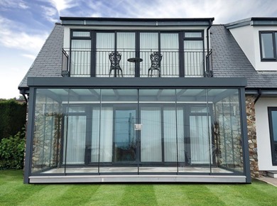Sun room with flat roof construction