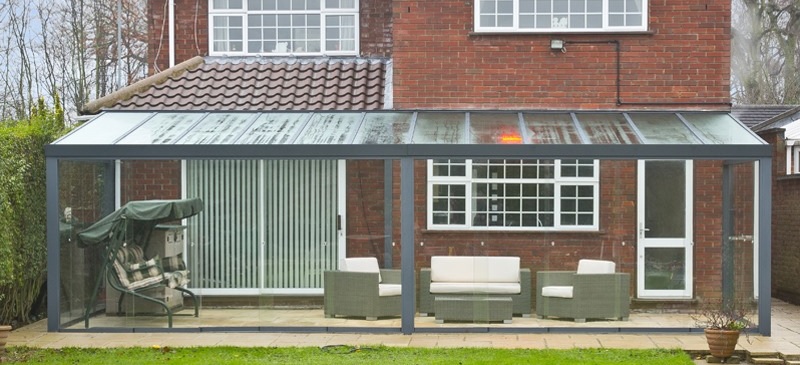 Garden room with gutter for rainwater drainage